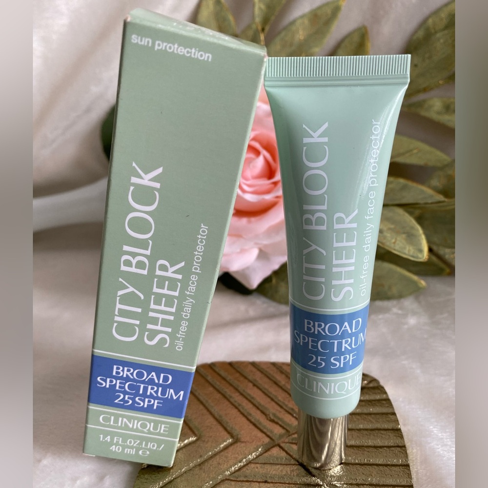 Clinique City Block Sheer Broad Spectrum SPF 25 - Green